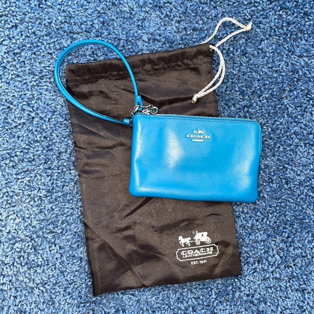 Coach Blue Leather Wristlet. - Picture 2 of 7